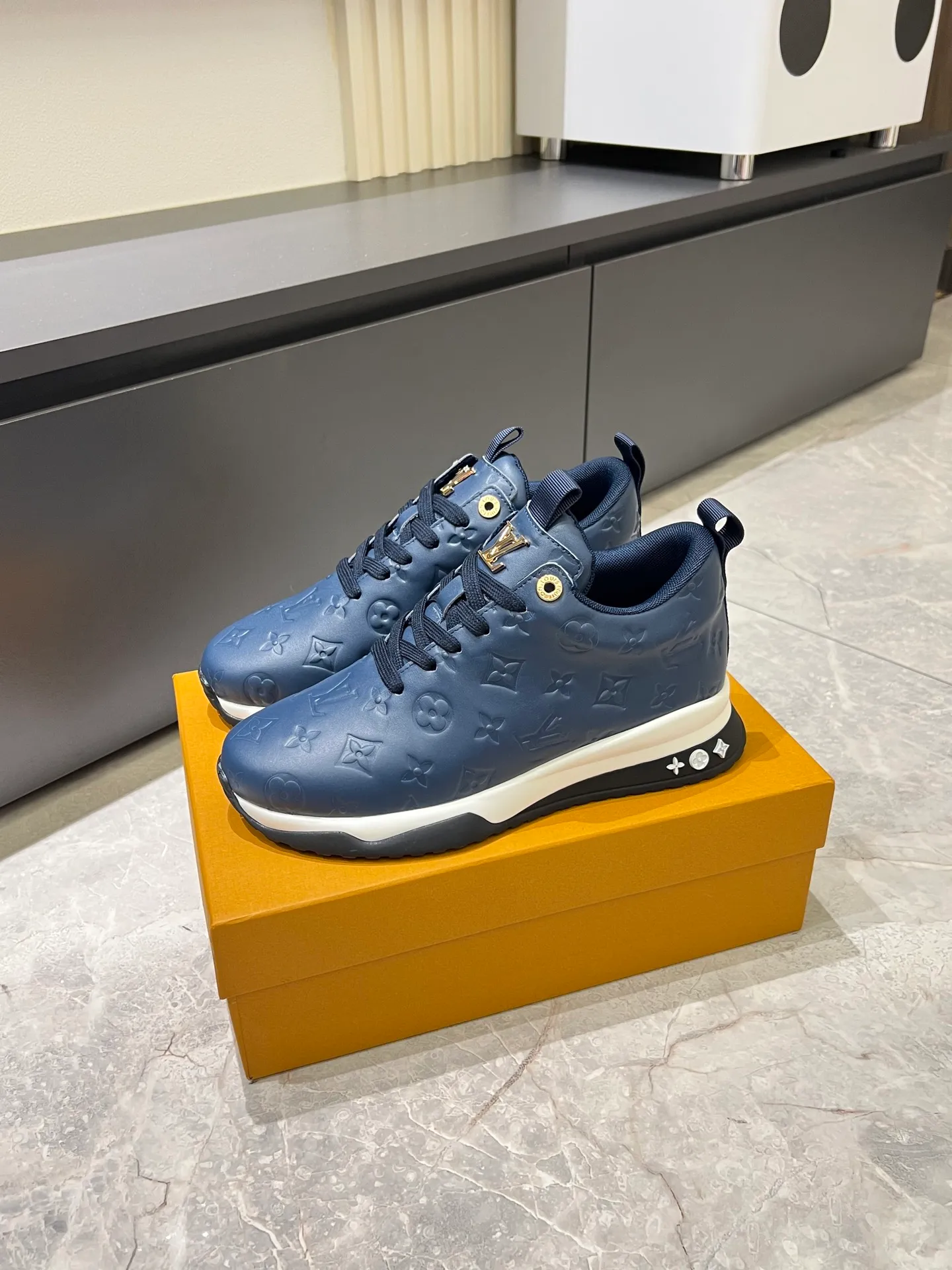 p520 "LOUI* VUITTO*" popular men's casual shoes, genuine development in Italy💯purchasing level quality✔️The upper is made of first-layer cowhide, comfortable and soft sheepskin feet⚡️Fashionable and versatile, the toe last shape is firm and full, and the soles are made from original LV molds and can be freely entered and exited the counter. Light and comfortable on the feet~Purely handmade, details determine quality! Size:39-44!